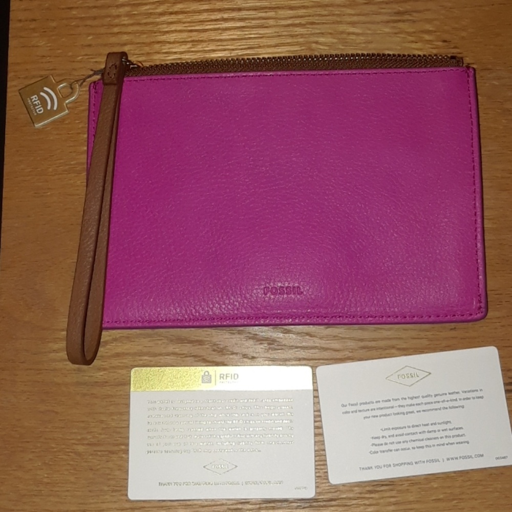 🆕️Fossil Wristlet